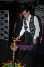 Fame Big Cinemas honours Jeetendra with Evergreen Lantern in Fame Big Cinemas, Andheri, Mumbai on 1st Nov 2010 (13).JPG
